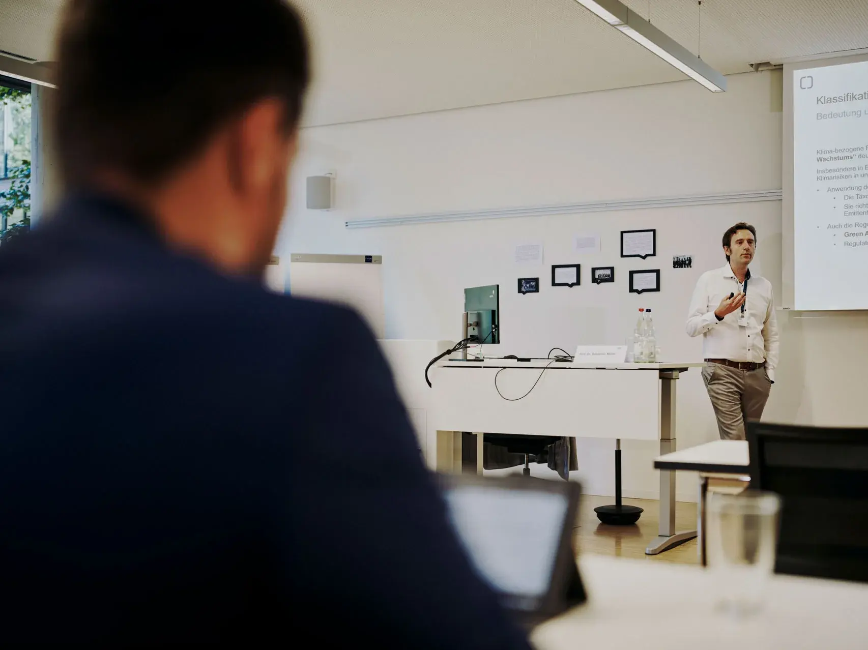 tum-campus-heilbronn-virtual-and-on-site-learning Man at laptop in seminar