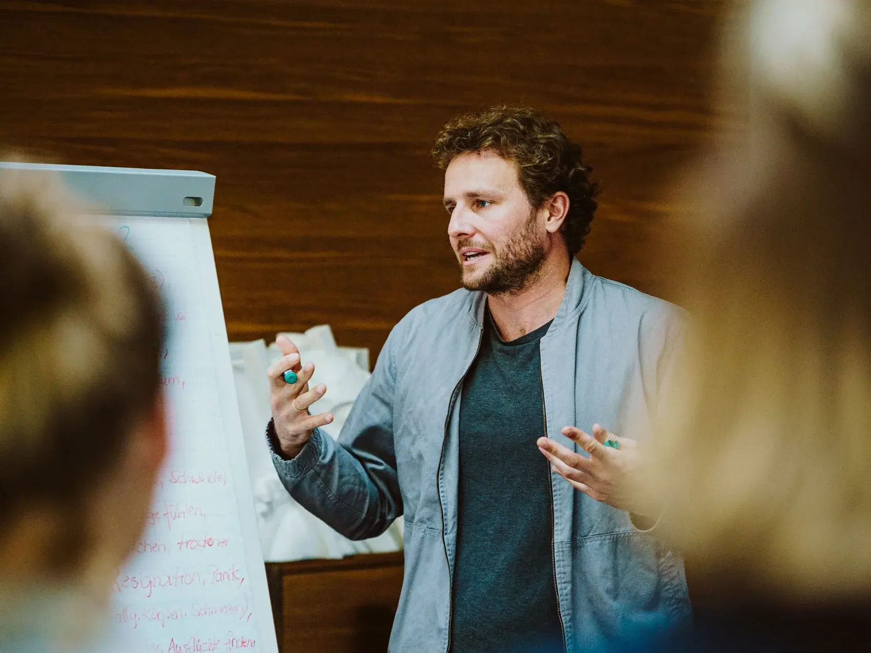 tum-campus-heilbronn-what-it-takes-to-build-a-company Man at flipchart