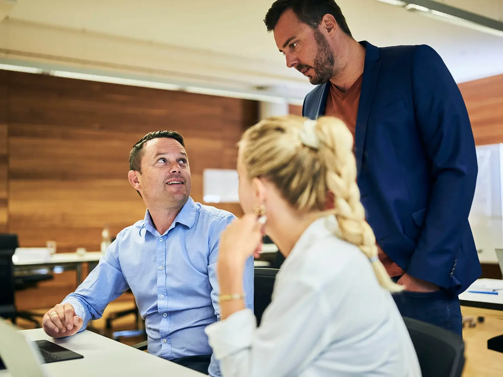 tum-campus-heilbronn-implementing-business-innovations 3 persons in from of Laptop
