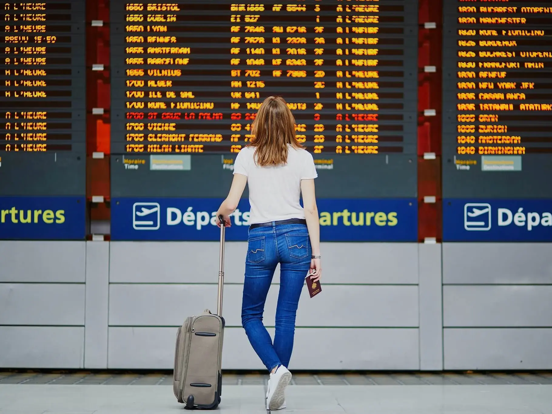 tum-campus-heilbronn-go-abroad Young woman in international airport