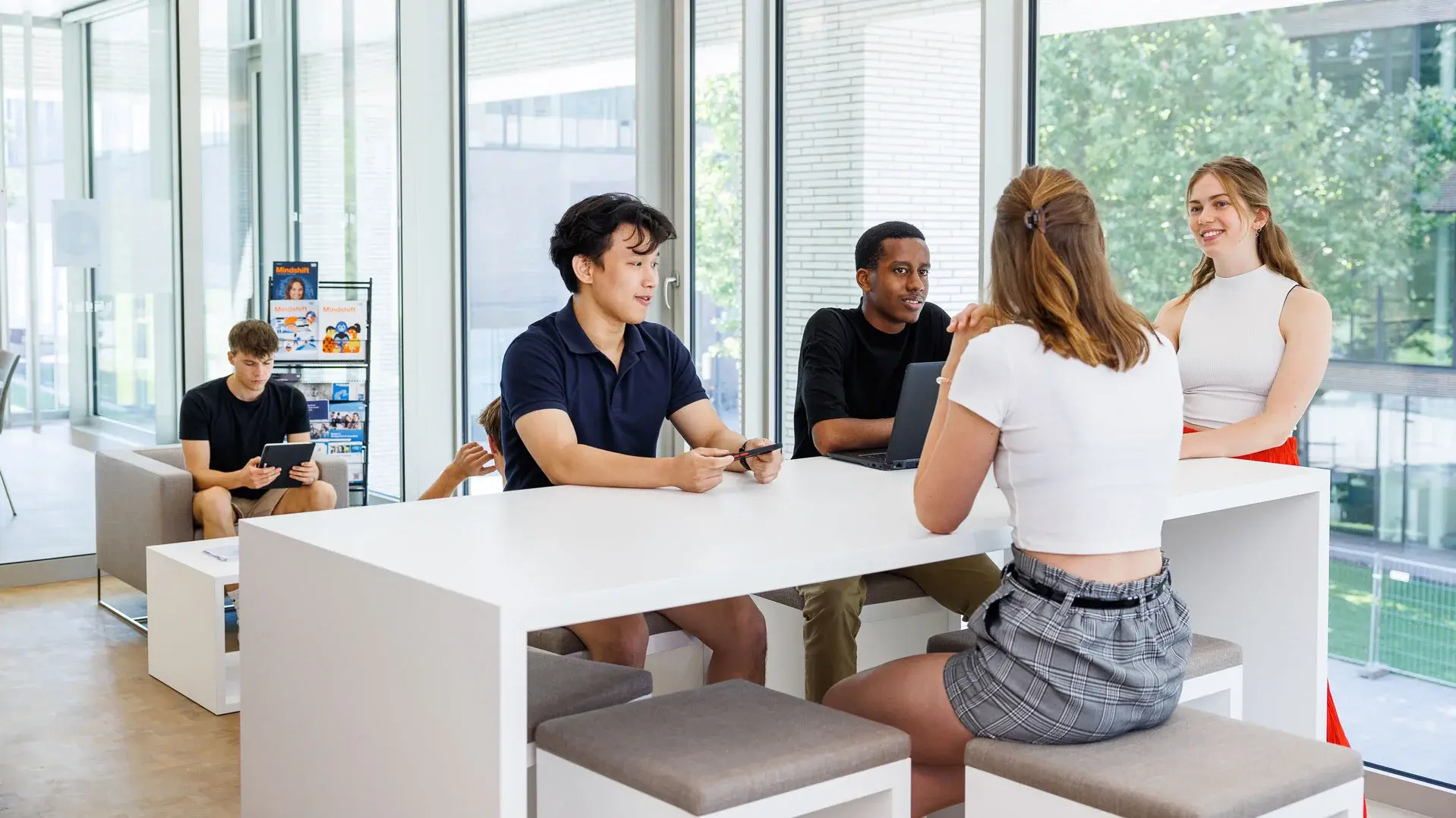 tum-campus-heilbronn-tum-somex Diverse group of students at a table