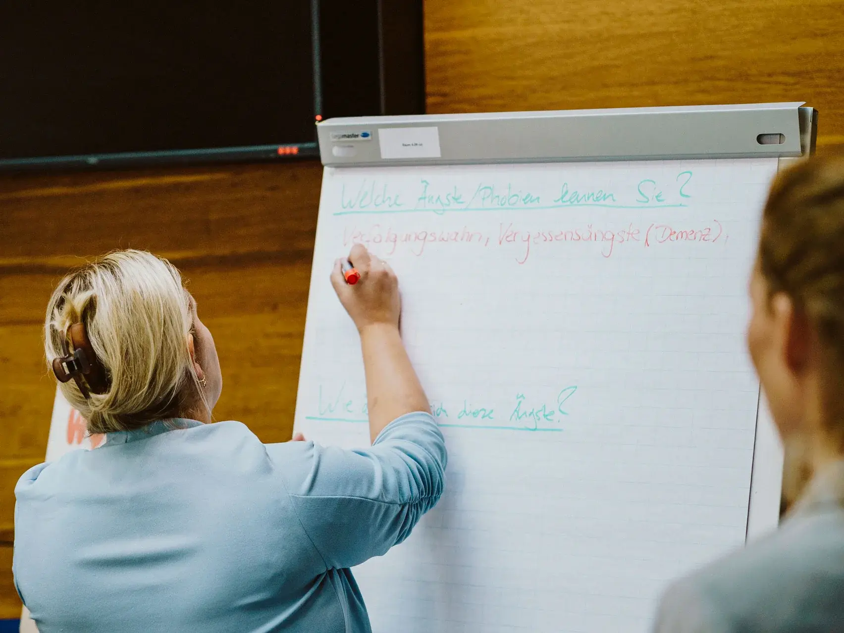 tum-campus-heilbronn-developing-business-solutions Woman writing on flipchart