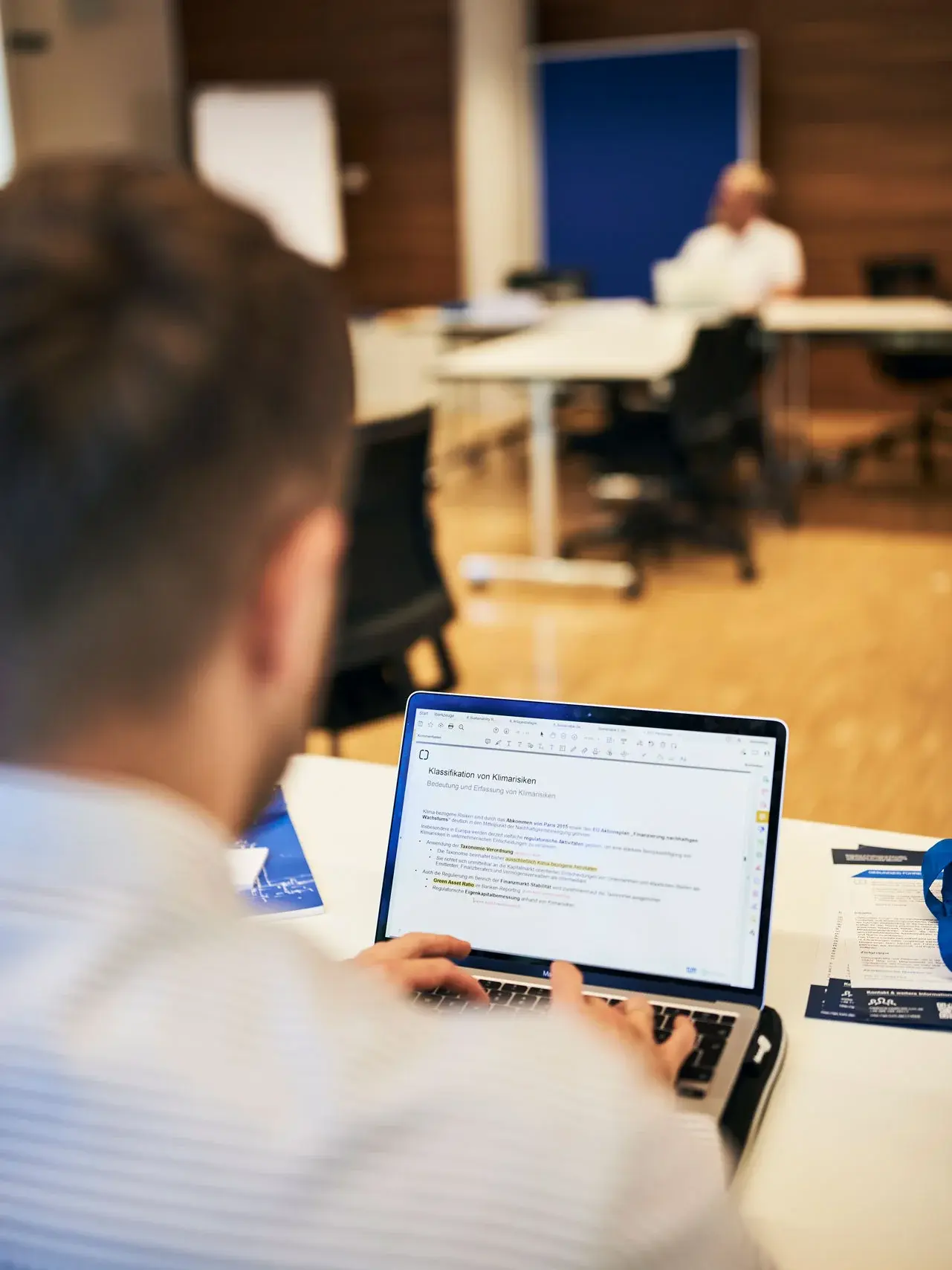 tum-campus-heilbronn-condensed-program Man typing on laptop
